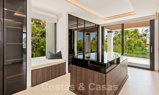 Nueva villa de diseño modernista en venta con vistas al campo de golf en un resort de golf, Marbella - Benahavis 55482 