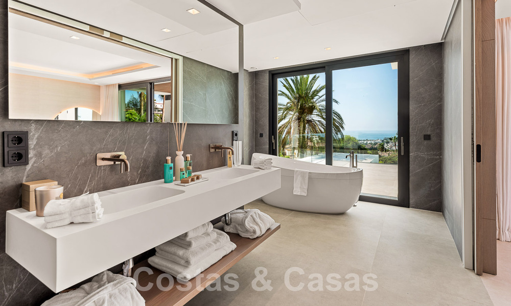 Nueva villa de diseño modernista en venta con vistas al campo de golf en un resort de golf, Marbella - Benahavis 55483
