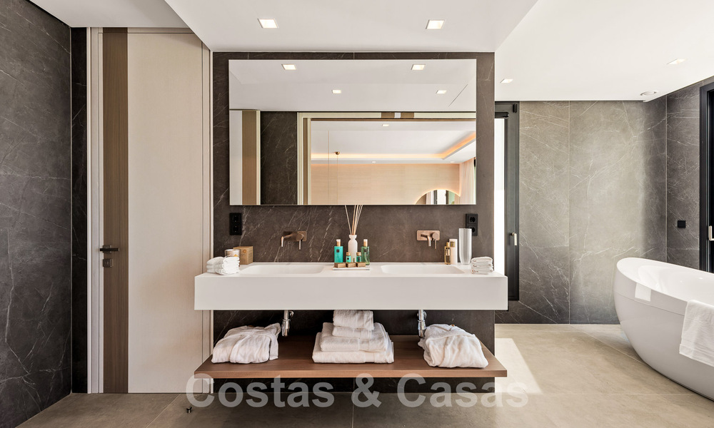 Nueva villa de diseño modernista en venta con vistas al campo de golf en un resort de golf, Marbella - Benahavis 55484