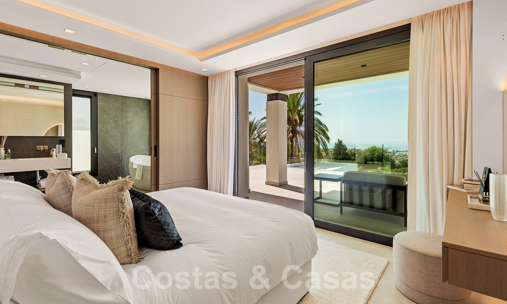 Nueva villa de diseño modernista en venta con vistas al campo de golf en un resort de golf, Marbella - Benahavis 55486