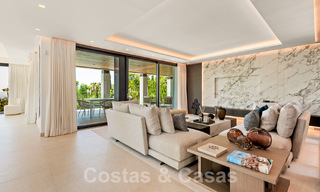 Nueva villa de diseño modernista en venta con vistas al campo de golf en un resort de golf, Marbella - Benahavis 55489 