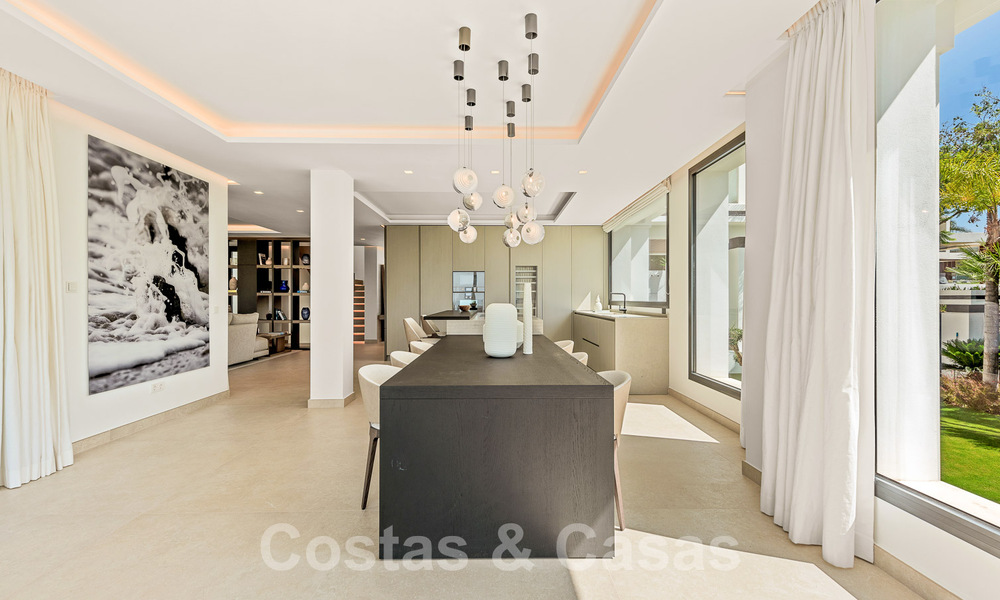 Nueva villa de diseño modernista en venta con vistas al campo de golf en un resort de golf, Marbella - Benahavis 55492