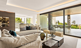 Nueva villa de diseño modernista en venta con vistas al campo de golf en un resort de golf, Marbella - Benahavis 55495 