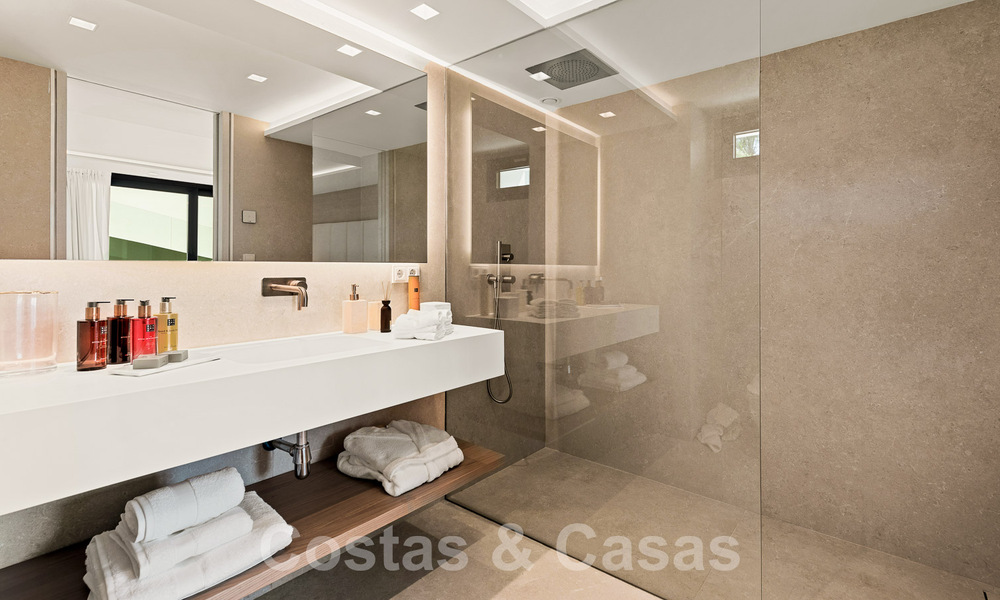 Nueva villa de diseño modernista en venta con vistas al campo de golf en un resort de golf, Marbella - Benahavis 55501