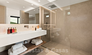 Nueva villa de diseño modernista en venta con vistas al campo de golf en un resort de golf, Marbella - Benahavis 55501 