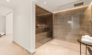 Nueva villa de diseño modernista en venta con vistas al campo de golf en un resort de golf, Marbella - Benahavis 55503 