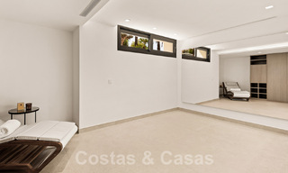 Nueva villa de diseño modernista en venta con vistas al campo de golf en un resort de golf, Marbella - Benahavis 55504 
