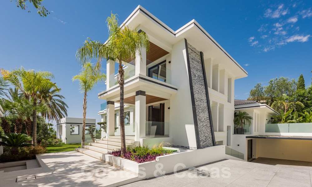 Nueva villa de diseño modernista en venta con vistas al campo de golf en un resort de golf, Marbella - Benahavis 55506