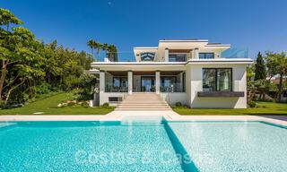 Nueva villa de diseño modernista en venta con vistas al campo de golf en un resort de golf, Marbella - Benahavis 55507 