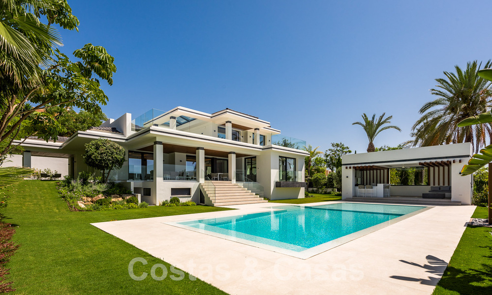 Nueva villa de diseño modernista en venta con vistas al campo de golf en un resort de golf, Marbella - Benahavis 55508