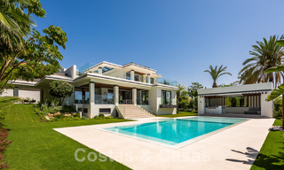 Nueva villa de diseño modernista en venta con vistas al campo de golf en un resort de golf, Marbella - Benahavis 55508 