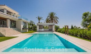 Nueva villa de diseño modernista en venta con vistas al campo de golf en un resort de golf, Marbella - Benahavis 55509 