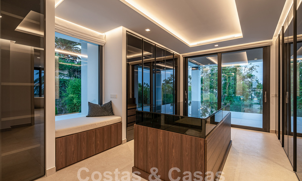 Nueva villa de diseño modernista en venta con vistas al campo de golf en un resort de golf, Marbella - Benahavis 55514