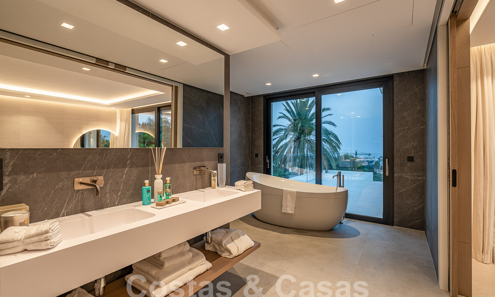 Nueva villa de diseño modernista en venta con vistas al campo de golf en un resort de golf, Marbella - Benahavis 55515