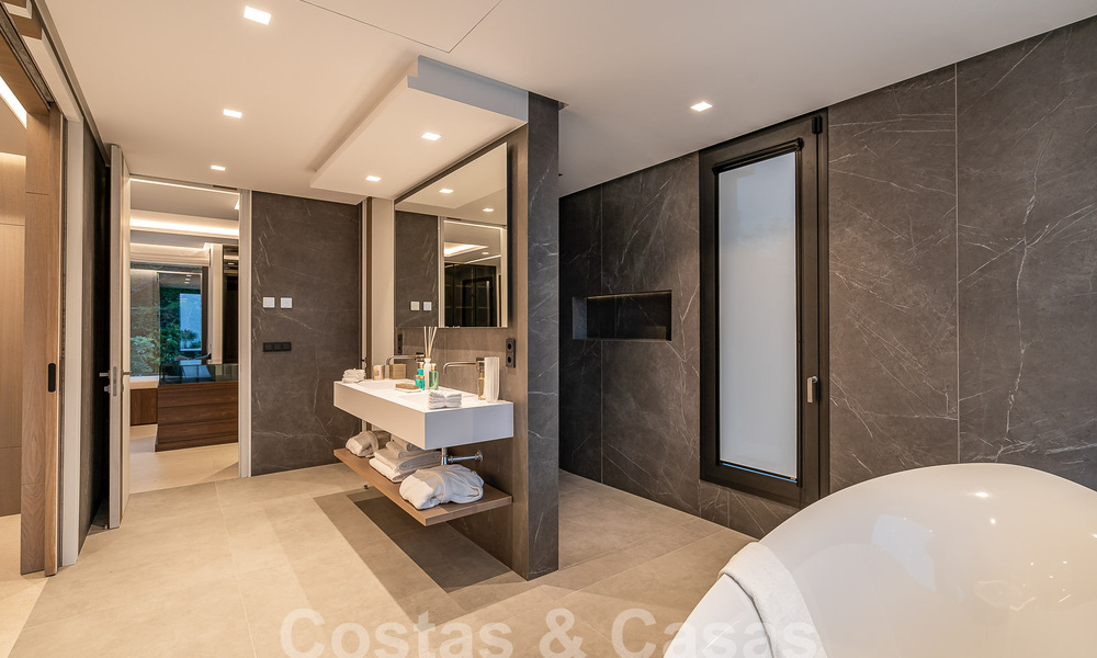 Nueva villa de diseño modernista en venta con vistas al campo de golf en un resort de golf, Marbella - Benahavis 55516