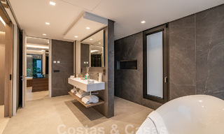 Nueva villa de diseño modernista en venta con vistas al campo de golf en un resort de golf, Marbella - Benahavis 55516 