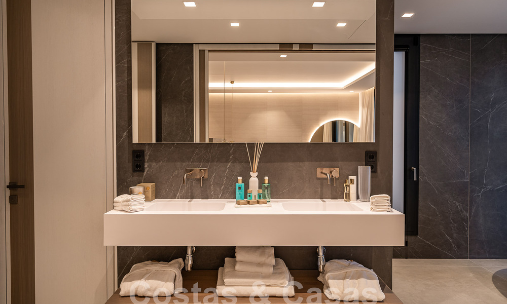 Nueva villa de diseño modernista en venta con vistas al campo de golf en un resort de golf, Marbella - Benahavis 55517