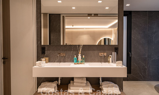 Nueva villa de diseño modernista en venta con vistas al campo de golf en un resort de golf, Marbella - Benahavis 55517 