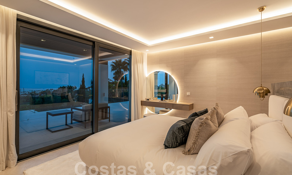 Nueva villa de diseño modernista en venta con vistas al campo de golf en un resort de golf, Marbella - Benahavis 55518