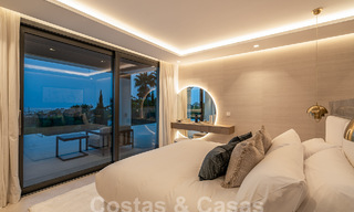 Nueva villa de diseño modernista en venta con vistas al campo de golf en un resort de golf, Marbella - Benahavis 55518 