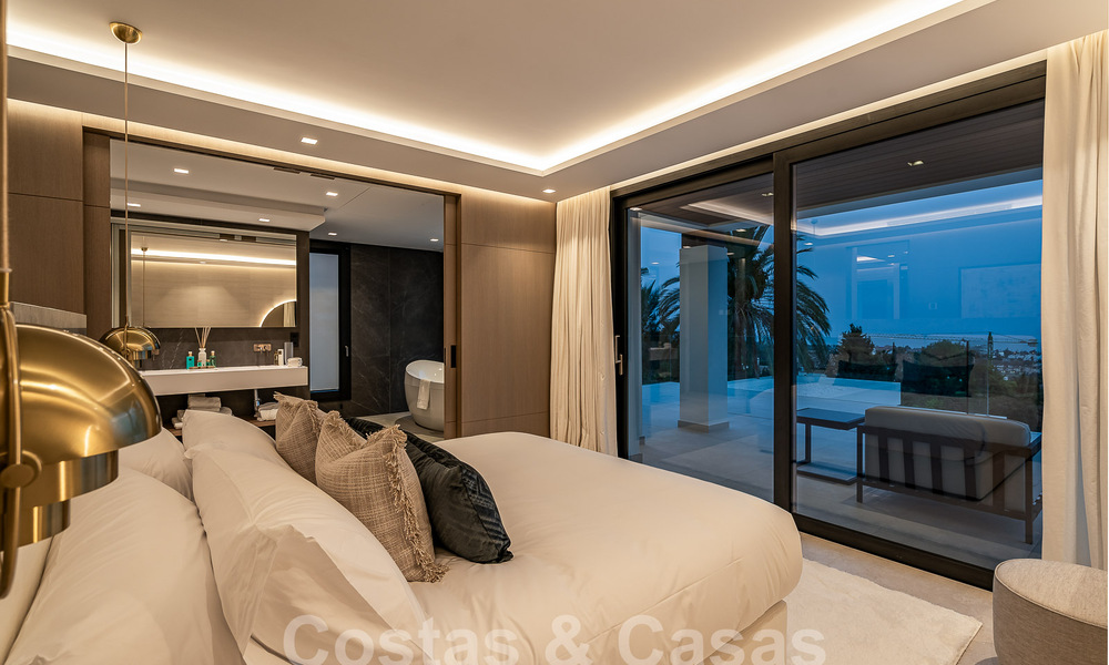 Nueva villa de diseño modernista en venta con vistas al campo de golf en un resort de golf, Marbella - Benahavis 55520