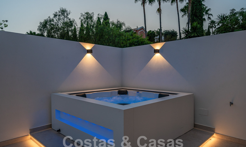 Nueva villa de diseño modernista en venta con vistas al campo de golf en un resort de golf, Marbella - Benahavis 55523