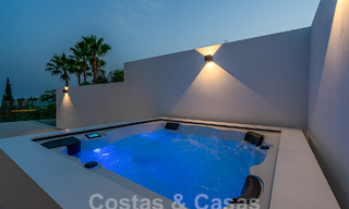 Nueva villa de diseño modernista en venta con vistas al campo de golf en un resort de golf, Marbella - Benahavis 55524 