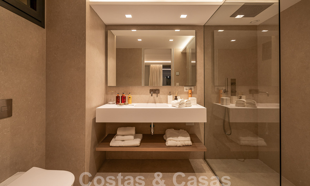 Nueva villa de diseño modernista en venta con vistas al campo de golf en un resort de golf, Marbella - Benahavis 55530