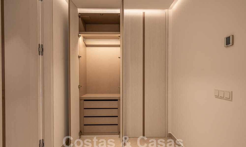 Nueva villa de diseño modernista en venta con vistas al campo de golf en un resort de golf, Marbella - Benahavis 55538