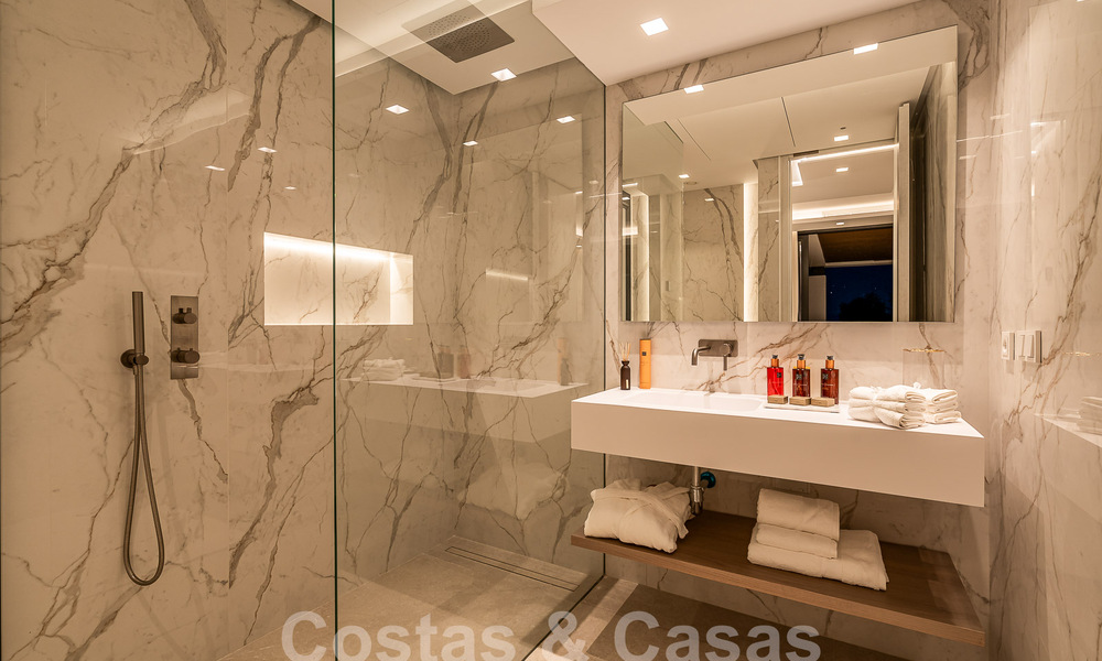 Nueva villa de diseño modernista en venta con vistas al campo de golf en un resort de golf, Marbella - Benahavis 55540