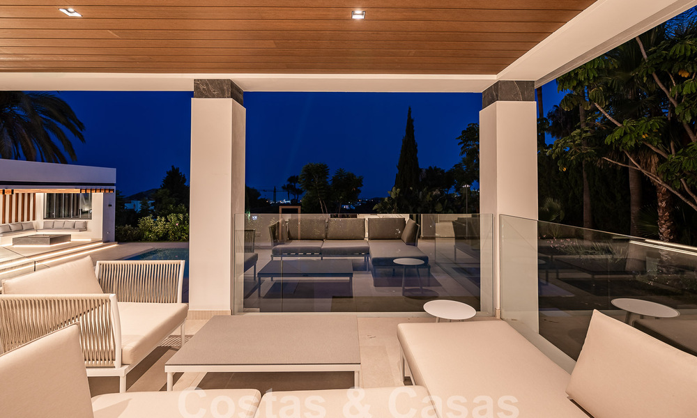 Nueva villa de diseño modernista en venta con vistas al campo de golf en un resort de golf, Marbella - Benahavis 55541