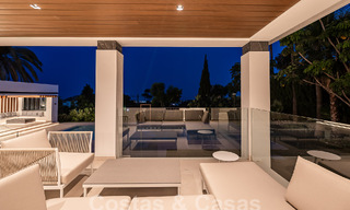 Nueva villa de diseño modernista en venta con vistas al campo de golf en un resort de golf, Marbella - Benahavis 55541 