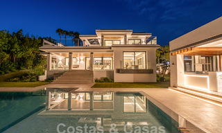 Nueva villa de diseño modernista en venta con vistas al campo de golf en un resort de golf, Marbella - Benahavis 55548 