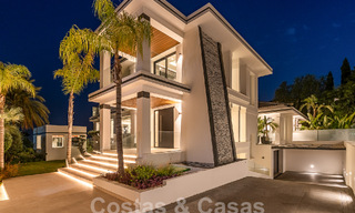 Nueva villa de diseño modernista en venta con vistas al campo de golf en un resort de golf, Marbella - Benahavis 55550 