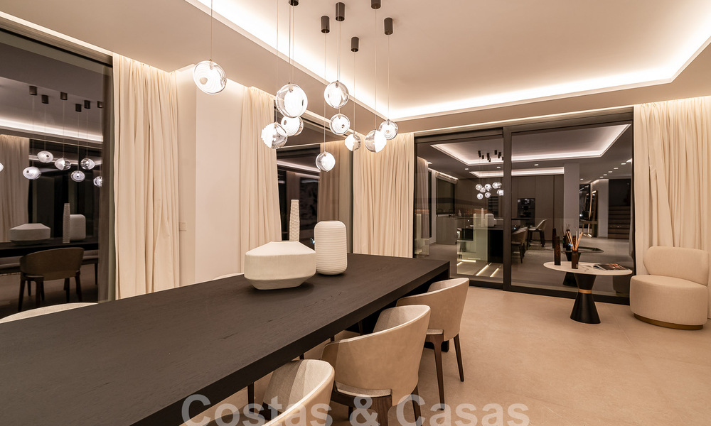 Nueva villa de diseño modernista en venta con vistas al campo de golf en un resort de golf, Marbella - Benahavis 55557