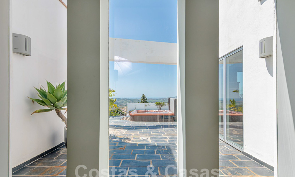Espaciosa villa de lujo en venta con vistas panorámicas al mar en una gran parcela en Mijas, Costa del Sol 55604