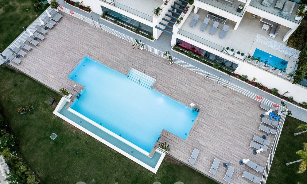 Lujoso y moderno apartamento en planta baja en venta con piscina privada y vistas al mar, en Marbella - Benahavis 55625