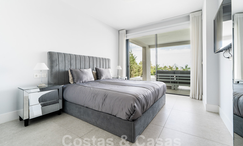 Lujoso y moderno apartamento en planta baja en venta con piscina privada y vistas al mar, en Marbella - Benahavis 55626