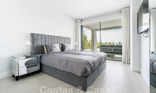Lujoso y moderno apartamento en planta baja en venta con piscina privada y vistas al mar, en Marbella - Benahavis 55626 