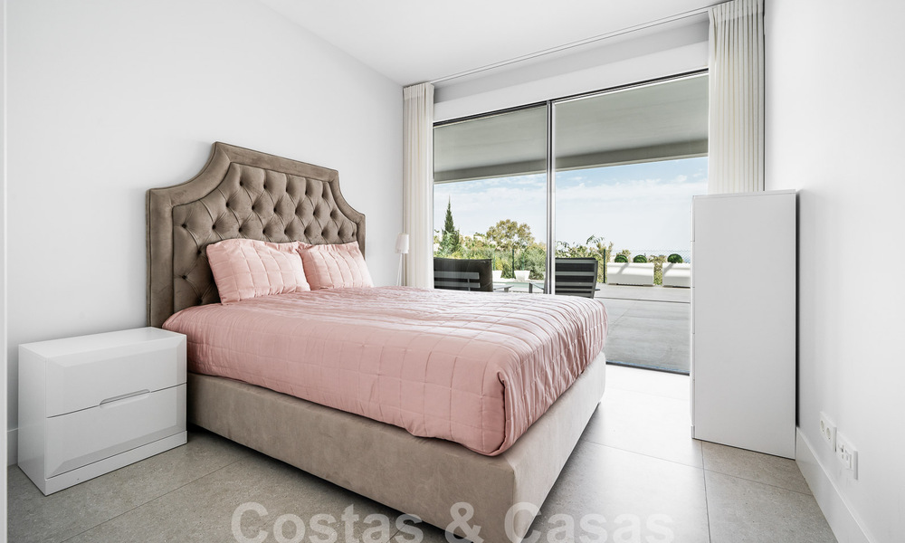 Lujoso y moderno apartamento en planta baja en venta con piscina privada y vistas al mar, en Marbella - Benahavis 55628