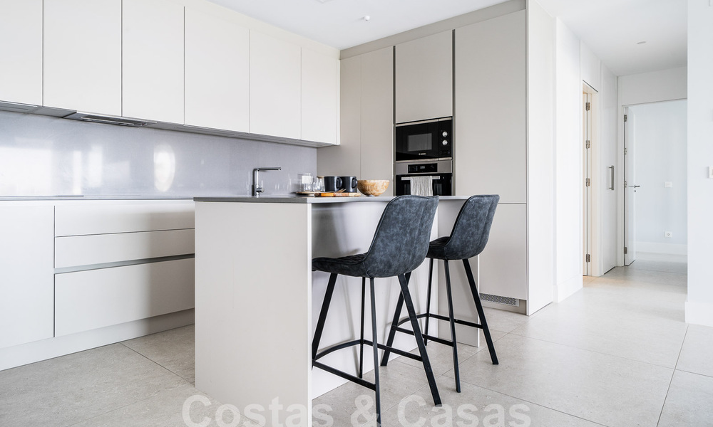 Lujoso y moderno apartamento en planta baja en venta con piscina privada y vistas al mar, en Marbella - Benahavis 55629