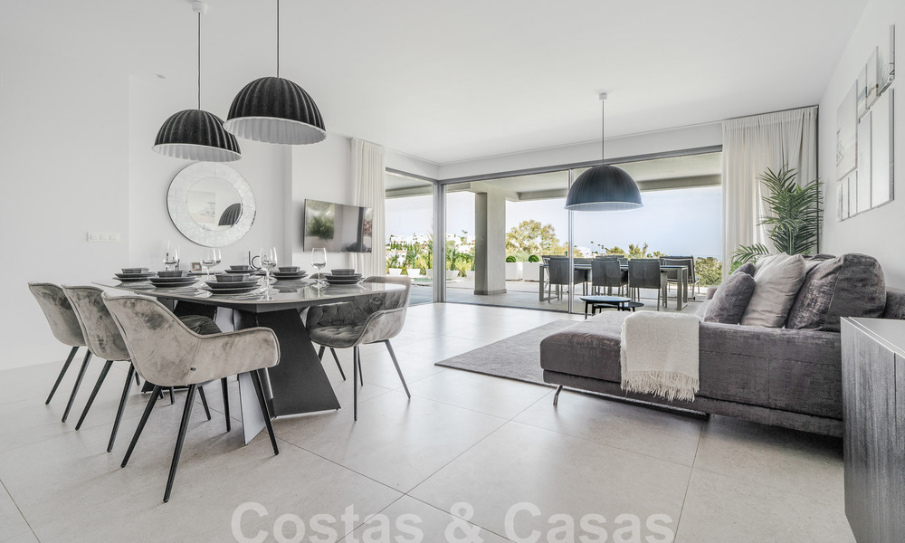 Lujoso y moderno apartamento en planta baja en venta con piscina privada y vistas al mar, en Marbella - Benahavis 55631