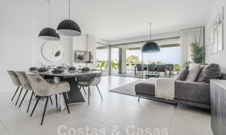 Lujoso y moderno apartamento en planta baja en venta con piscina privada y vistas al mar, en Marbella - Benahavis 55631 