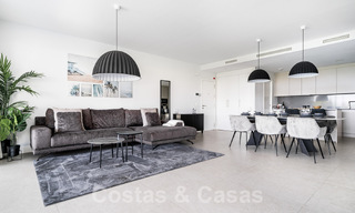 Lujoso y moderno apartamento en planta baja en venta con piscina privada y vistas al mar, en Marbella - Benahavis 55633 