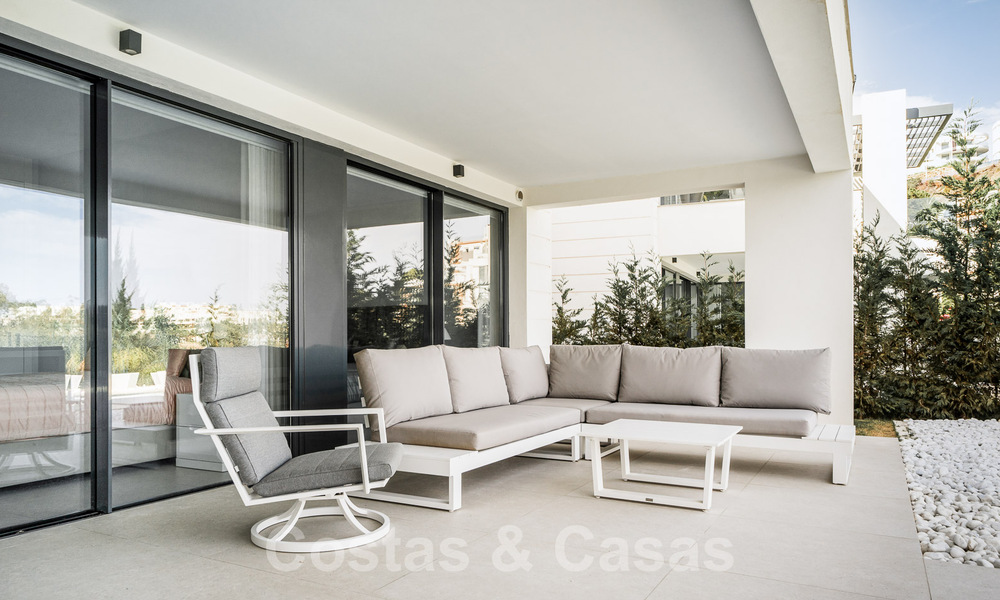 Lujoso y moderno apartamento en planta baja en venta con piscina privada y vistas al mar, en Marbella - Benahavis 55636