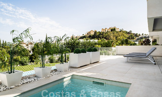 Lujoso y moderno apartamento en planta baja en venta con piscina privada y vistas al mar, en Marbella - Benahavis 55639 