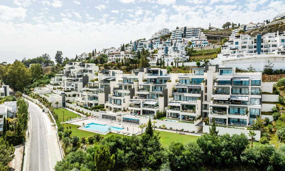 Lujoso y moderno apartamento en planta baja en venta con piscina privada y vistas al mar, en Marbella - Benahavis 55640