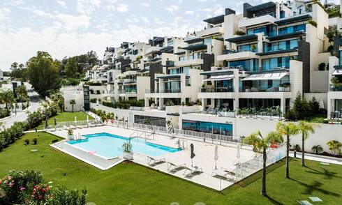 Lujoso y moderno apartamento en planta baja en venta con piscina privada y vistas al mar, en Marbella - Benahavis 55641