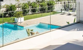 Lujoso y moderno apartamento en planta baja en venta con piscina privada y vistas al mar, en Marbella - Benahavis 55643 