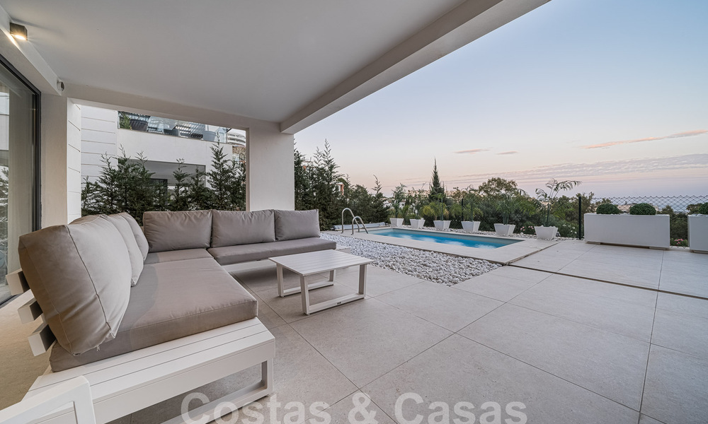 Lujoso y moderno apartamento en planta baja en venta con piscina privada y vistas al mar, en Marbella - Benahavis 55644